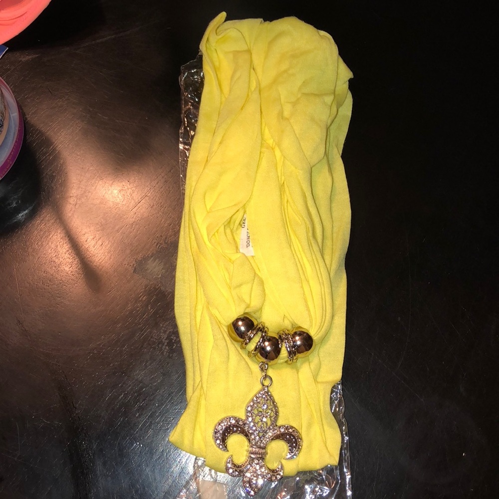 Thin yellow scarf with studded chain